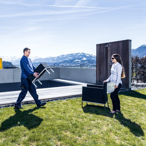 Delivery of outdoor furniture to a private home as part of B2C logistics